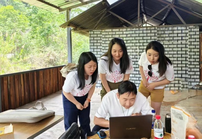 Li Qi, Secretary-General of the Wispring Education Development Foundation, led the team to complete the A2E for Nonprofits Sustainment Plan during a team-building event in Yunnan